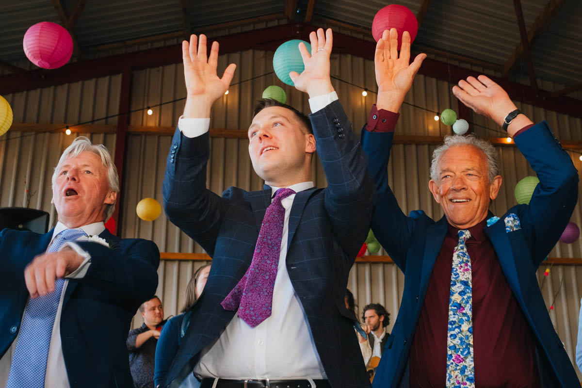 wedding guests dance